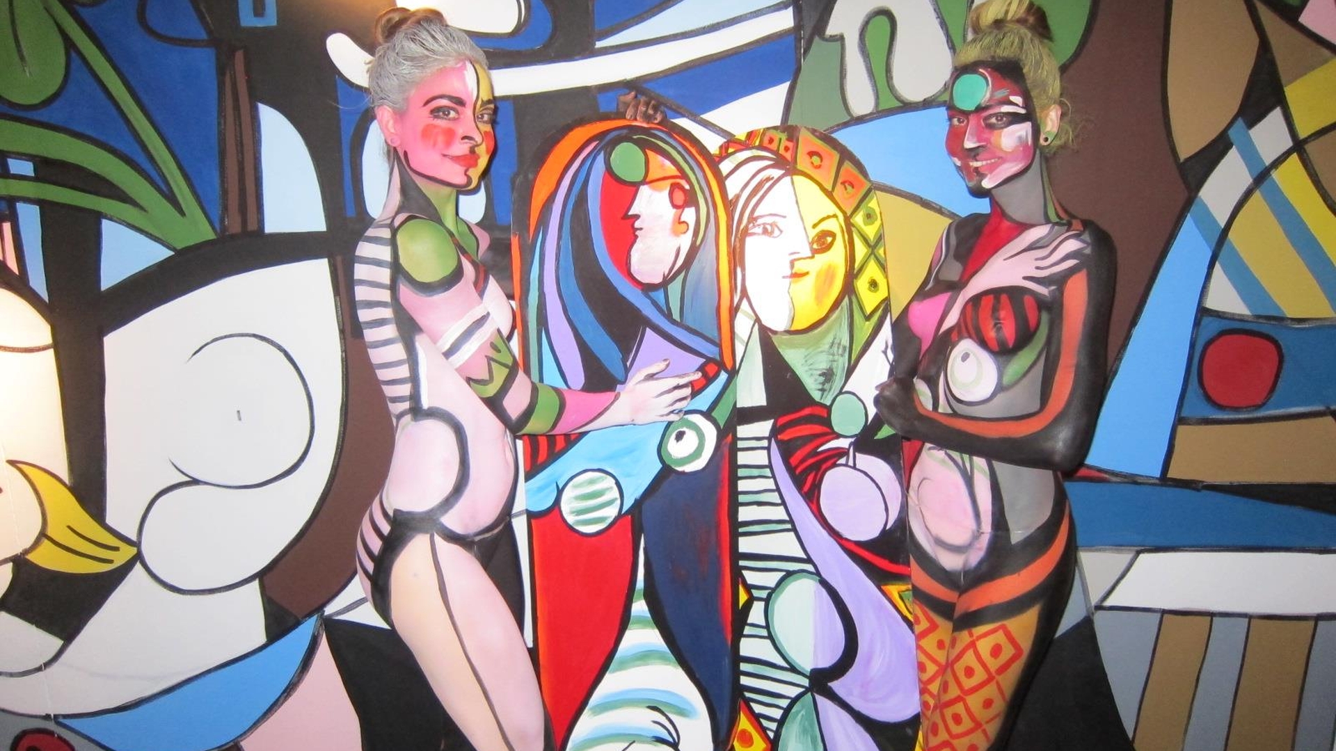 Gemenele Indiggo s-au dezbracat pentru Picasso! Uite ce opera de arta a scos un artist rus, care le-a pictat direct pe piele!