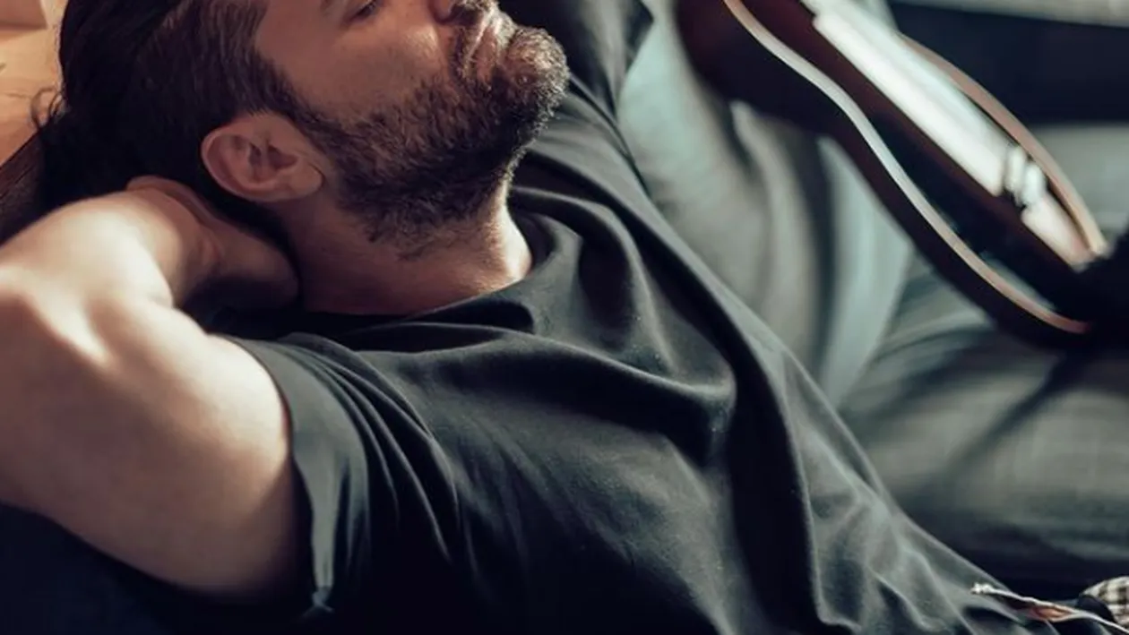 Smiley și-a lăsat mustață! ”Zici că ești de ăla care pune burlane și vinde și covoare!” Cum arată iubitul Ginei Pistol