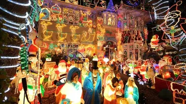Ai să rămâi uimit! Cele mai spectaculoase luminiţe de Crăciun! A lucrat la ele o lună!