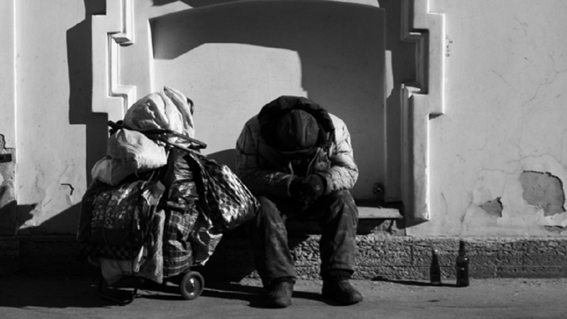Grav bolnav, a ajuns să doarmă pe stradă după ce tocmai frații l-au dat afară. Povestea tragică a lui Vasile Panțîru, din Iași, de 61 de ani