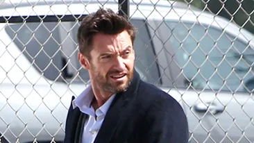 Hugh Jackman, surprins intr-un moment intim. Ce credeti ca face celebrul actor aici?