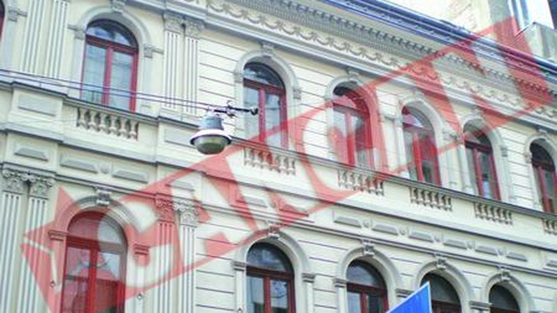 S-a aruncat de la zece pe hotelul Capsa