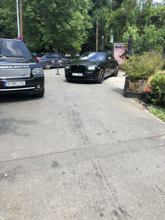 Cosmin Olăroiu a coborât la costum din Rolls și a dat bacșiș 50 €!