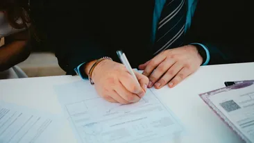 Ce este Last Name și First Name în engleză. Care este numele și care este prenumele. Cum le deosebești