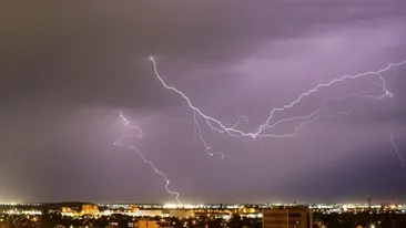 Avertizare ANM pentru weekend! Cod galben de averse, vijelii și grindină