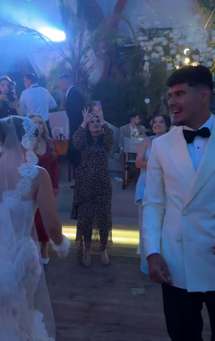 Ioana, rochie de mireasă îndrăzneață! Toți invitații s-au uitat lung la soția lui Florinel Coman