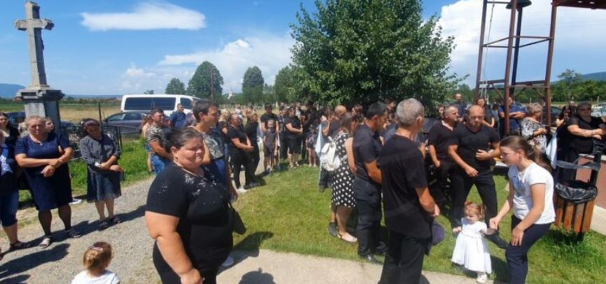 Imagini de la înmormântarea lui Cristian Molnar/ sursă foto: presasm.ro