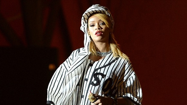 Rihanna nu se cuminteste deloc! A făcut un gest nepotrivit la un concert, fără să-i pese că mii de oameni o privesc