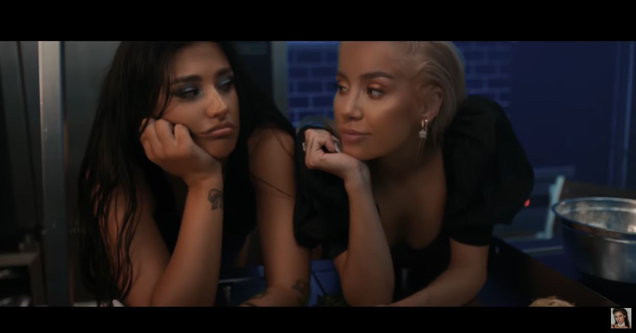 Antonia și Alina Ceușan, filmate în ipostaze ca-n filmele pentru adulți în cel mai nou clip al cântăreței! S-au atins pasional în zone intime și au flirtat una cu cealaltă | VIDEO