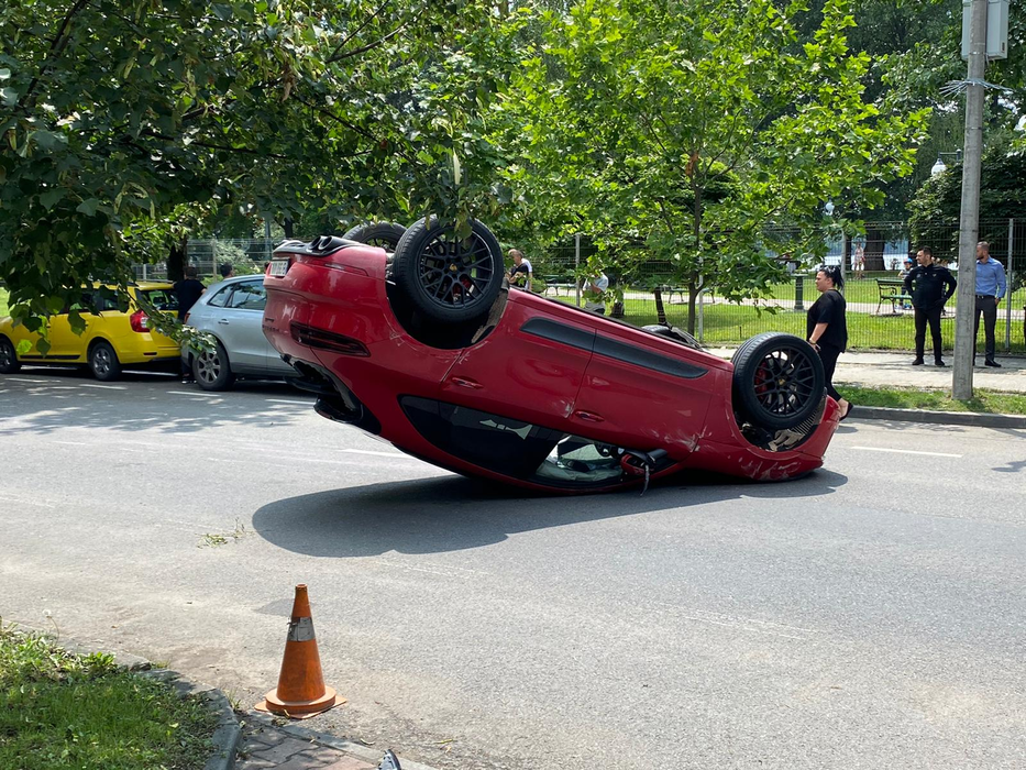 Mașină răsturnată pe Șoseaua Nordului din București! Fosta iubită a lui Ciro Castellano era la volan