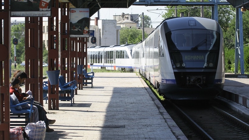O minoră, prinsă fără bilet în tren. Un pasager a zis că o ajută cu bani, în schimbul unui "mic serviciu". Când a văzut ce se întâmplă, "nașul" a intervenit imediat