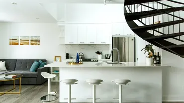 Scaune de bar pe care să nu le scapi din vedere când îți mobilezi bucătăria