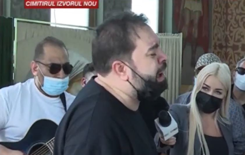 Florin Salam a interpretat cântece de jale la căpătâiul lui Ion Petrișor: “Pentru băieții lui, pentru nevasta lui”. Impresarul maneliștilor, condus pe ultimul drum astăzi | FOTO