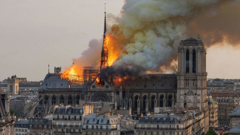 Gestul care a emoționat o lume întreagă! O fetiță de 9 ani a donat bani pentru Notre Dame