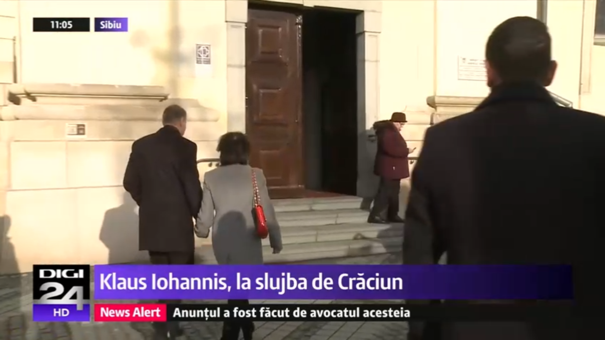 Cum s-a îmbrăcat Carmen Iohannis la biserică, în prima zi de Crăciun. Mesajul președintelui pentru români