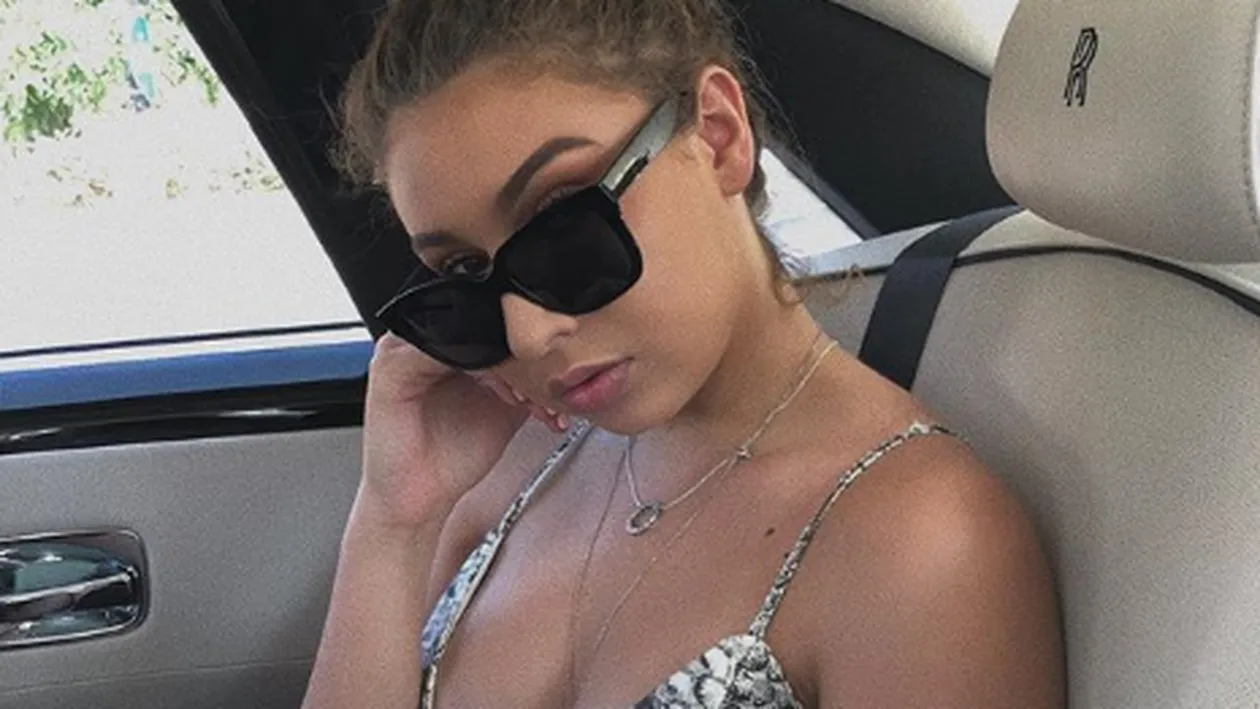 Cu ce decolteu de infarct defilează fiica Anamariei Prodan! Sarah nu mai are inhibiții