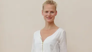 Un fotomodel s-a intors la munca la noua zile dupa ce a nascut