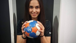 Aşa cu siguranţă nu te aşteptai să o vezi pe handbalista ELENA VOICU. A renunţat la echipamentul sportiv şi a pozat în ipostaze inedite. 