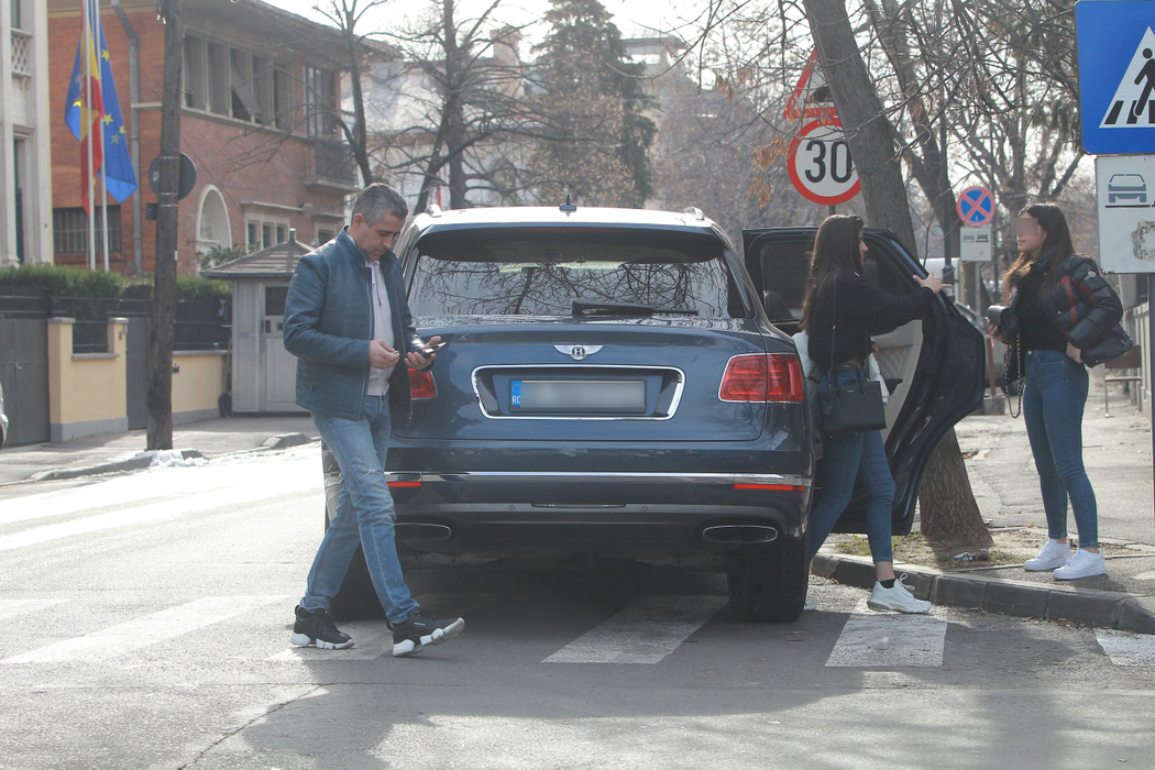 Remus Truică are mare grijă de fetele lui, pe care le-a luat, acum, cu Benlley-ul de un sfert de milion de euro