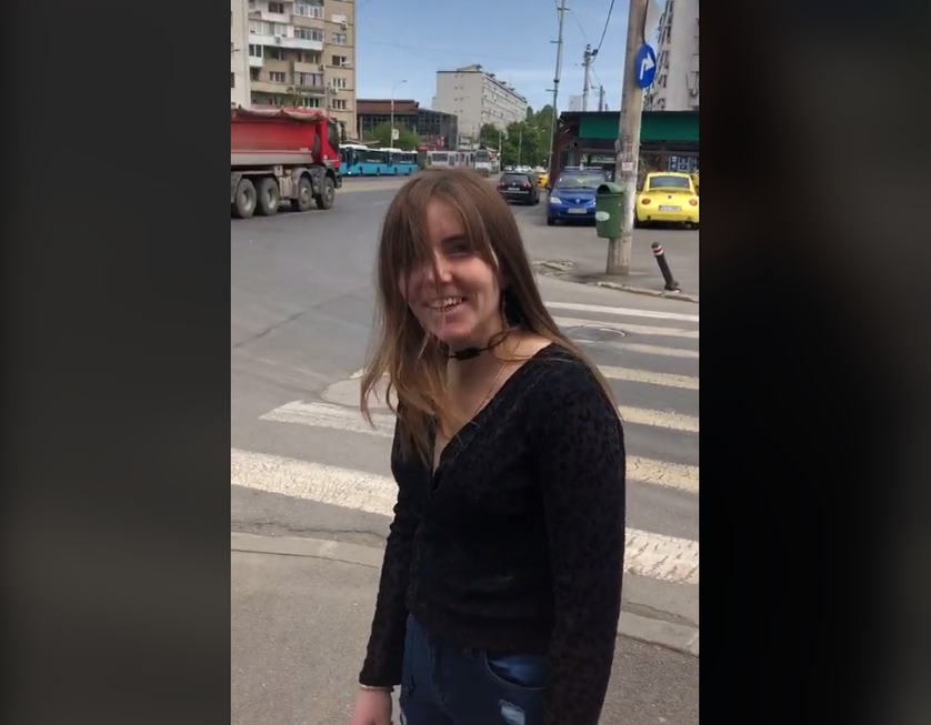Cum a fost surprinsă Vulpiţa, în plină stradă! Reacţie bizară când a văzut că este filmată. FOTO