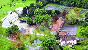 Isi tine hainele intr-un hangar