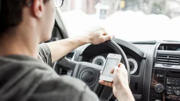 Şoferii care fac live la volan vor rămâne fără permis şi vor primi amenzi usturătoare!