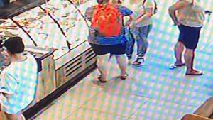 Scandalos! Ce a făcut o femeie după ce a găsit pe jos o bancnotă de 100 de lei, în Sun Plaza Mall din București. Camerele de supraveghere au filmat tot!