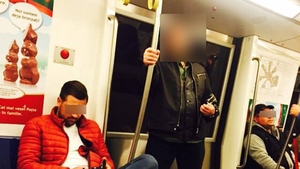 Călătorii şi-au dat coate şi l-au fotografiat! Cine circula cu metroul prin Bucureşti!
