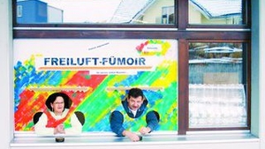 Uite cum fumeaza elvetienii in bar!