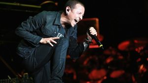 Chester Bennington ar fi copiat sinuciderea prietenului său Chris Cornell! Atenţie, imagini şocante!