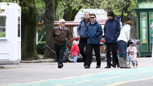 Fostul ministru de Externe, Adrian Cioroianu, a simtit nevoia de o escapada! Paparazzi CACAN.ro l-au surprins in compania a …
