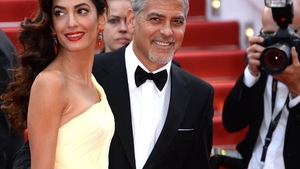 Imagini în premieră cu gemenii lui GEORGE şi AMAL CLOONEY! Micuţii au fost fotografiaţi la o lună de când au venit pe lume