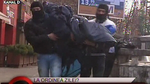 VIDEO E jale pe strazile din Bucuresti! Doi barbati calca in picioare o femeie si o baga intr-un sac - Vezi cum a reactionat lumea!