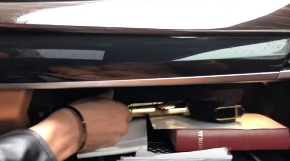 Ce ține Dorian Popa în torpedoul BMW-ului! Un pistol așezat pe Biblie: „Una e să te aperi, alta e să-ți bați joc de viața ta!”