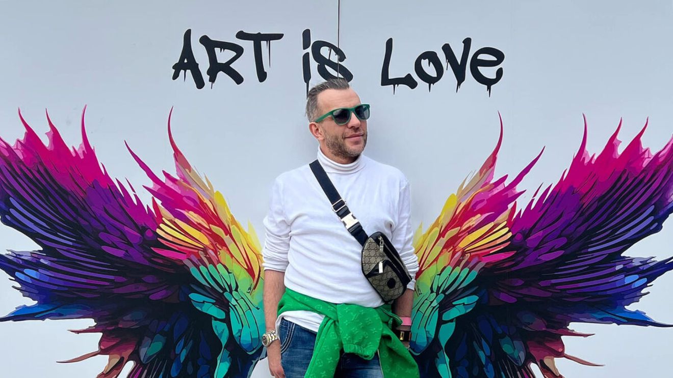 Ce a apărut pe ușa locuinței lui Stephan Pelger, la o zi după ce designerul s-a spânzurat. Trecătorii au rămas fără cuvinte!