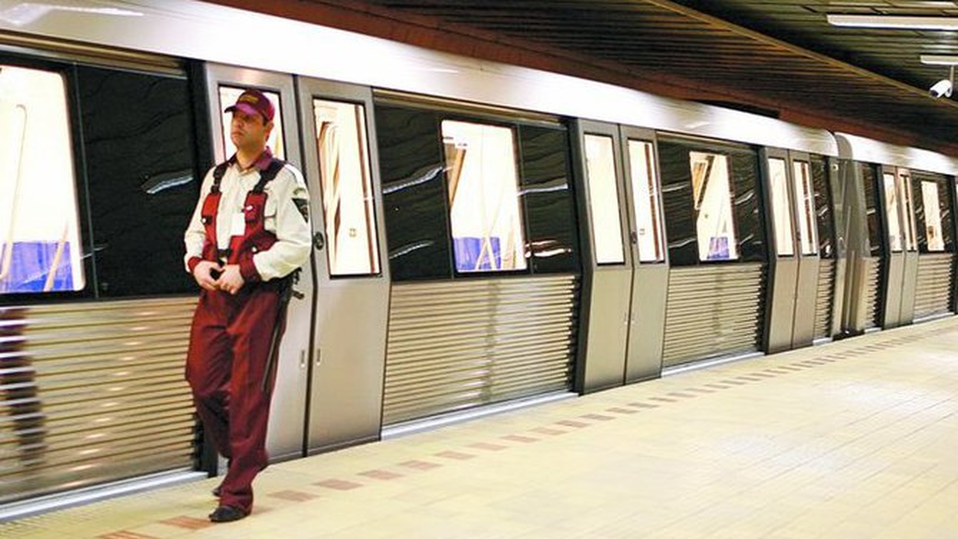 Metroul va circula la interval de trei minute