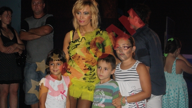 Daniela Gyorfi a ramas in picioarele goale pe scena Festivalului Mangalia