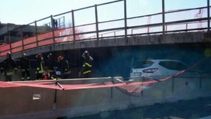 Doi români, răniti, după ce o pasarelă s-a prăbuşit!