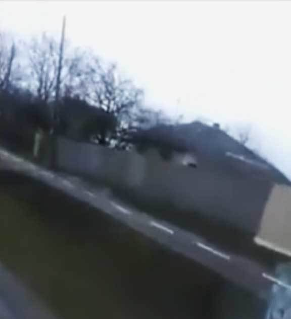 Culmea marcajelor rutiere la români! Au marcat trotuarul pe 10 kilometri, nu şi strada!