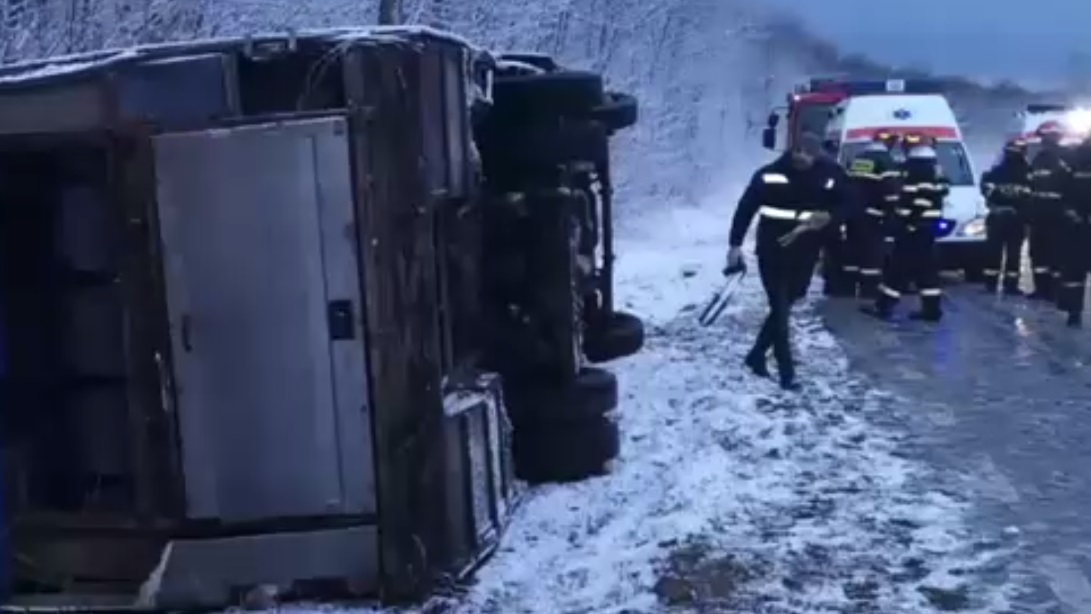 Accident grav în Iași, unde s-a răsturnat un microbuz cu 23 de pasageri. A fost activat planul roșu de intervenție