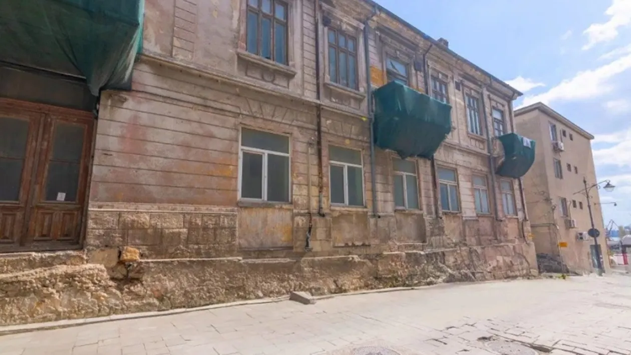 Cu câte sute de mii de euro se vinde această clădire din Constanța. Este chiar în Piața Ovidiu
