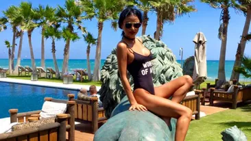 DANIELA CRUDU s-a pozat cu Nea MĂRIN, însă i-a scăpat un detaliu jenant! Costumul de baie al brunetei i-a...