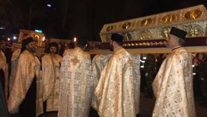 Surpriză la moaştele Sfintei Parascheva! Ce mega-vedetă de la noi a apărut la Iaşi să se roage