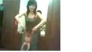 Imagini interzise celor slabi de inima! O mama isi tortureaza bebelusul in ultimul hal ca sa-si amuze prietenii