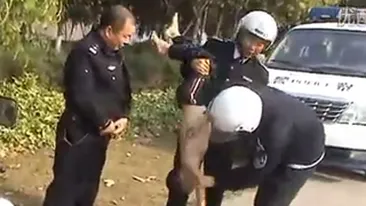 VIDEO Incredibil! Vezi in ce stil barbar resusciteaza niste politisti chinezi un copil salvat de la inec!