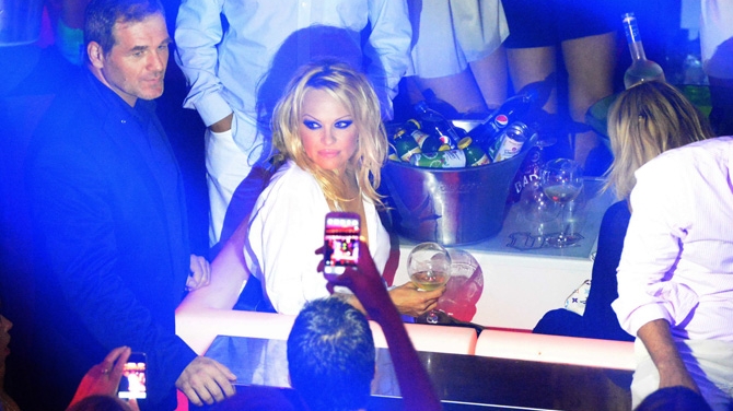 Pamela Anderson s-a destrabalat la Saint Tropez