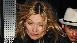 Incident socant! Kate Moss a sarit sa bata un paparazzo in fata unui club de noapte din Paris!