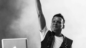 Dan Deneș de la Fly Project își ia fetița la concerte: ”Când a intrat tati pe scenă am văzut fericirea pe chipul ei”