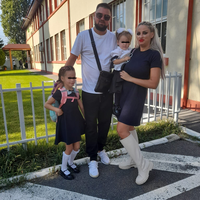 Blonda se mândrește cu fiicele sale pe care le ia peste tot cu ea