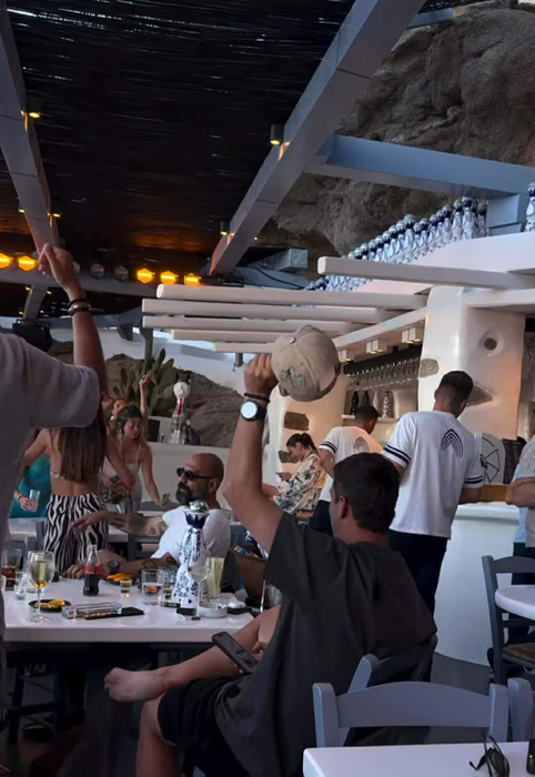 După Simona Halep și „Regele mezelurilor”, alte 4 vedete românești au fost surprinse la Mykonos